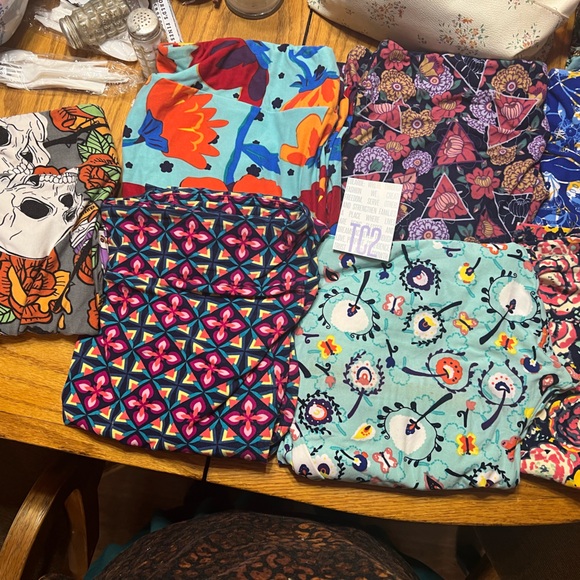 TC2 LuLaRoe leggings 7 pair. 6 floral and one skulls/halloween - Picture 1 of 3